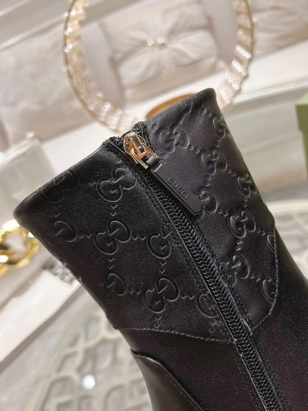 👟👟Ex-factory price 600👟👟 Gucci's latest popular half-horsebit detail boots for autumn and winter, European and American punk style riding boots, horsebit detail boots, the same style as the big-name street style darlings of European and American stars. Upper: Calfskin imported from Italy Size: 35-42#